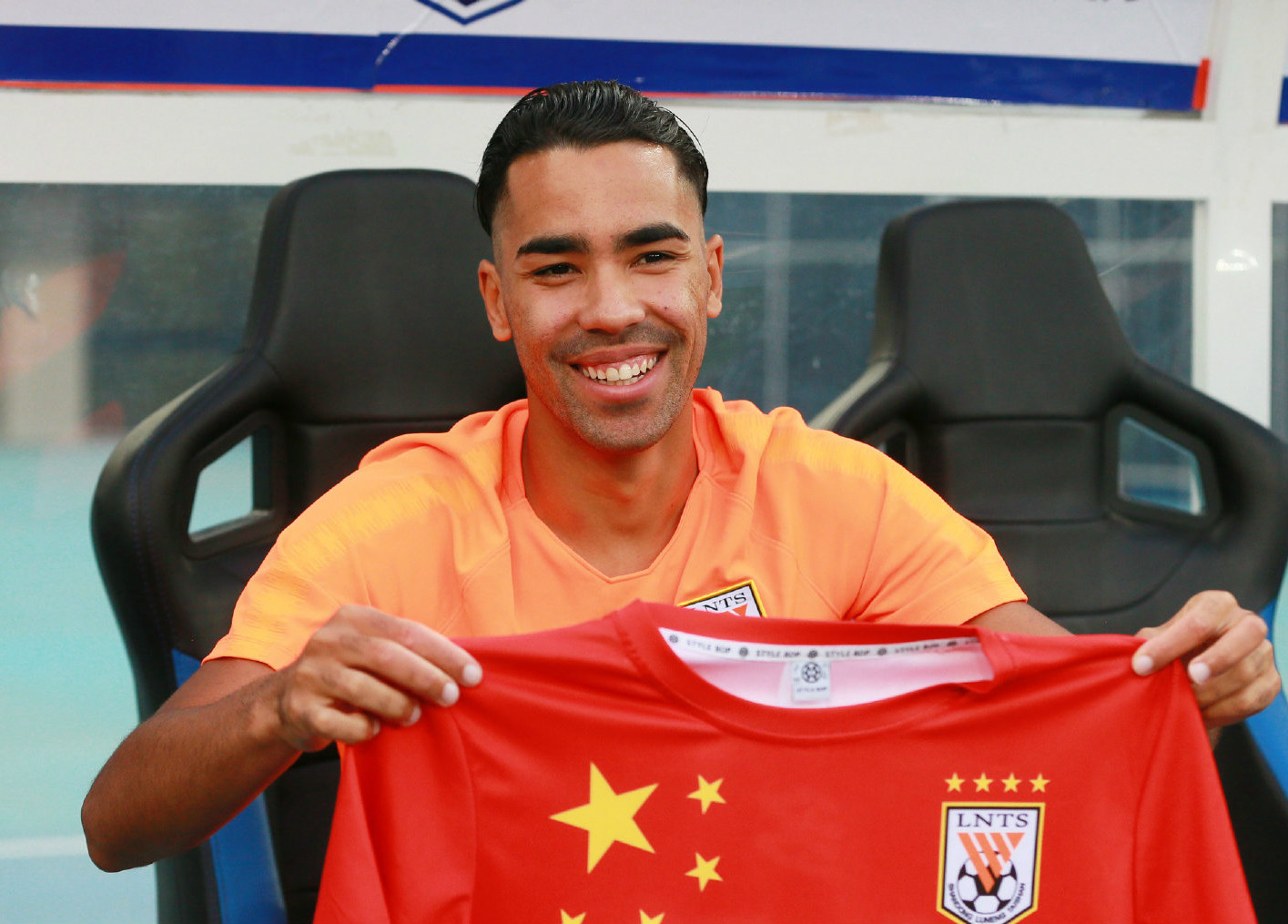 中超直播鲁能(央视cctv5直播中超 鲁能国安强硬对话 贺炜解说李可对位