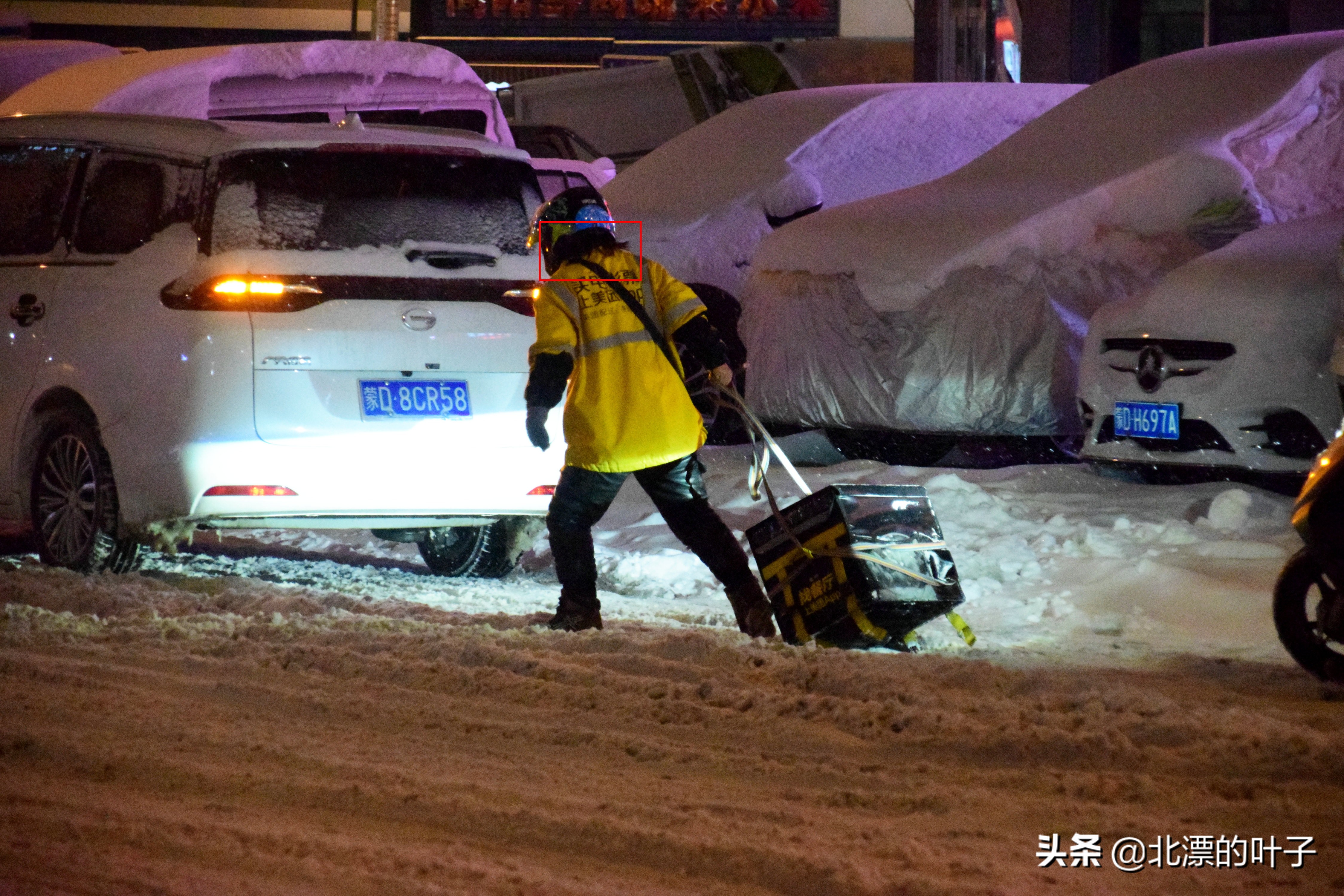 大雪之中，女士拖着箱子去送外卖，箱子坏了，恳请王兴不要扣她钱