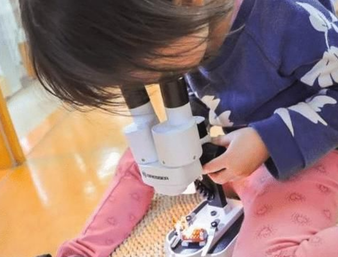 “我要这个香蕉糖？”，收银台前女儿指着避孕套，妈妈神回复绝了