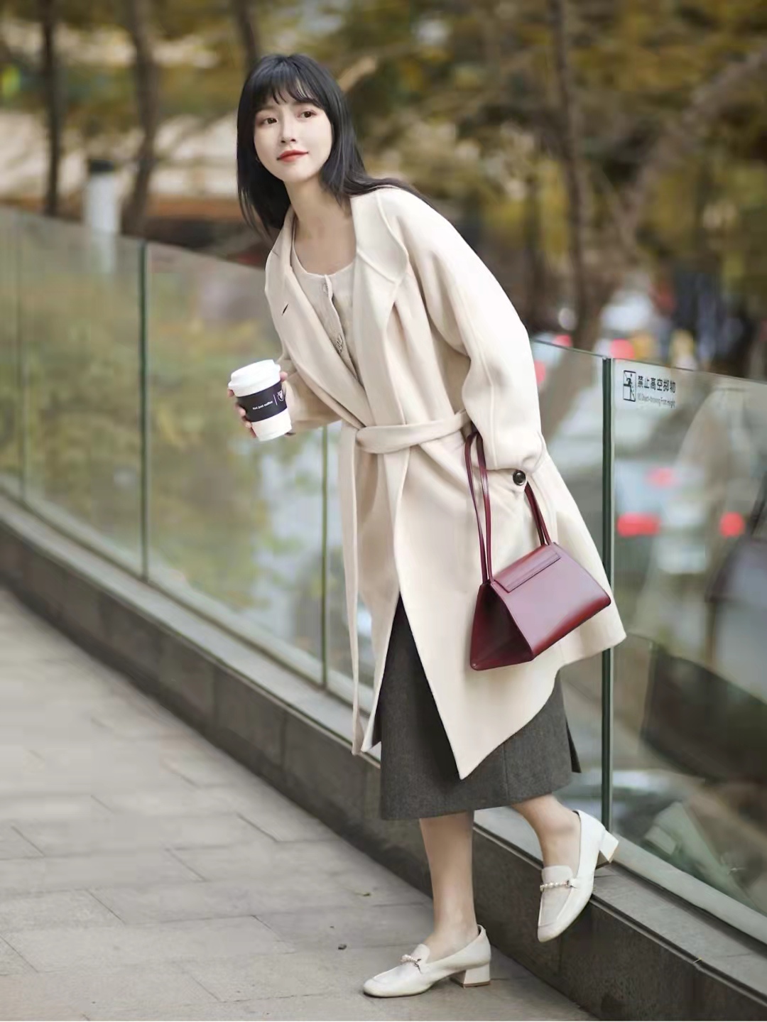 白色乐福鞋怎么搭配衣服(白色乐福鞋的秋冬搭配8例)