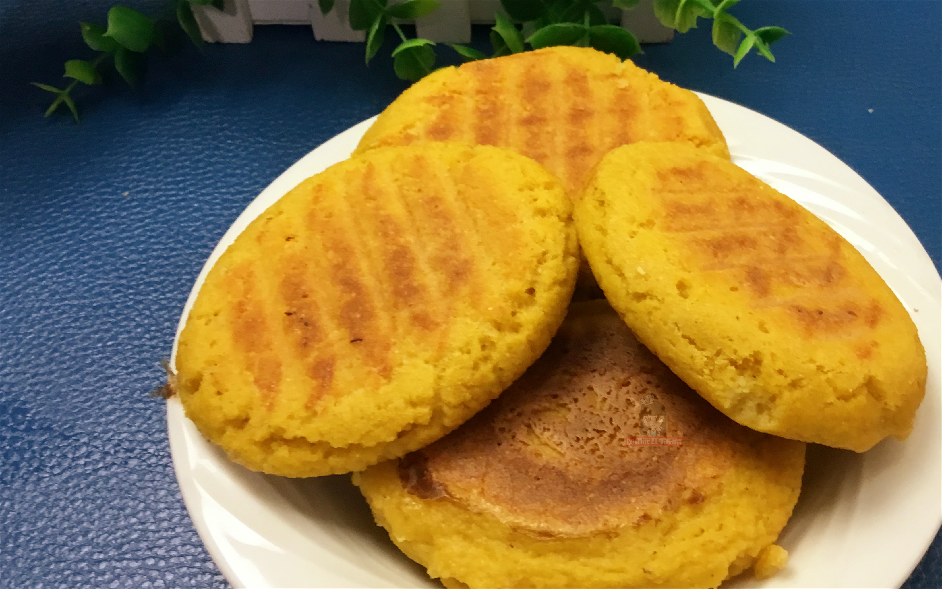 玉米面饼子电饼档做法(外壳焦脆的正宗玉米面贴饼子)