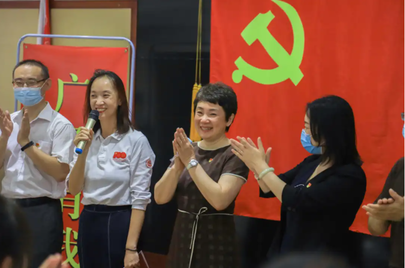 今天，这群大学生在天安门广场为党献上特别祝福！