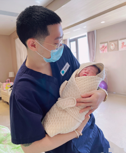 28岁男歌手喜得二胎！结婚3年连生俩女儿，妻子毕业于军艺颜值高