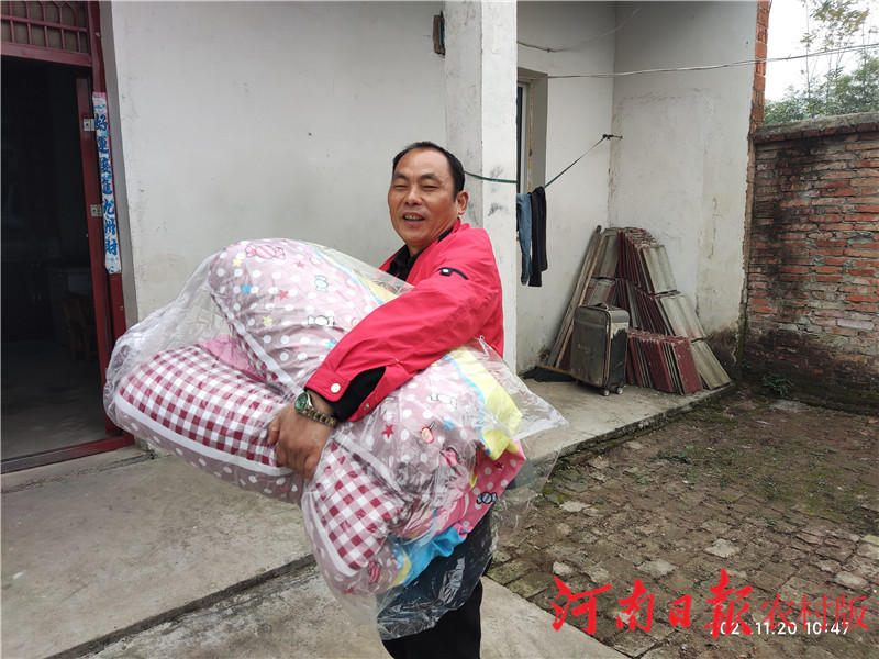 罗山农机中心为三类户送爱心温暖到心坎