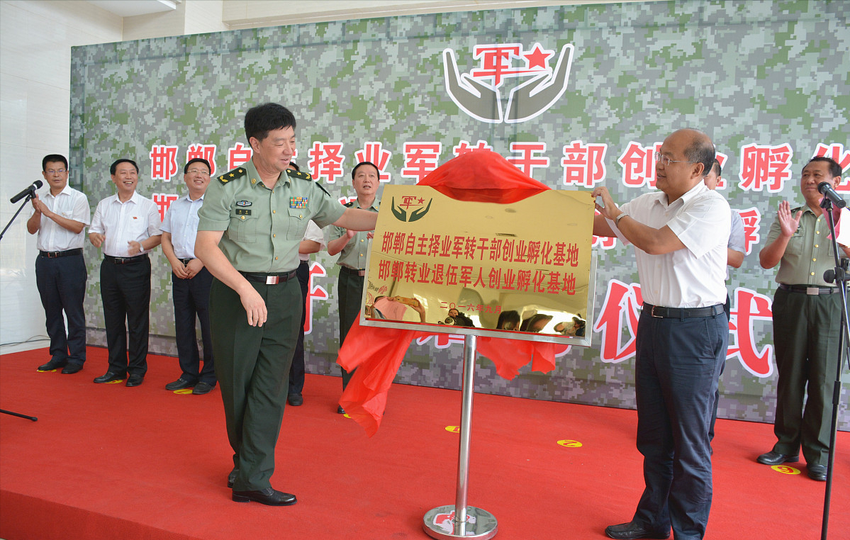 专科大一去当兵，义务兵期满是“退伍”还是“留队”好？