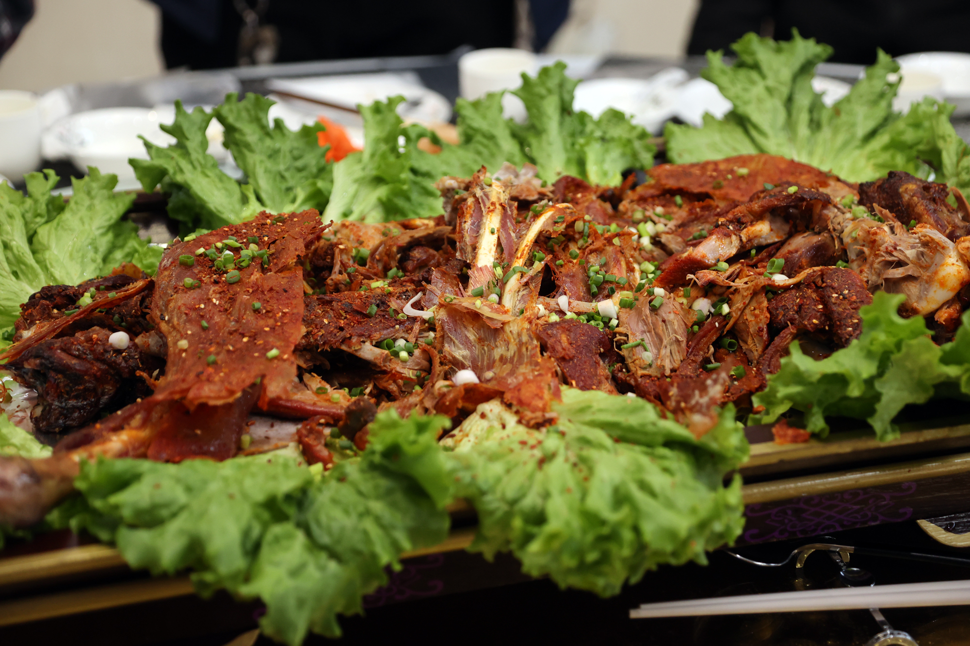 在活动现场,刘学强现场炖煮鸵鸟肉,让许多人爱上了他的鸵鸟,有了热度