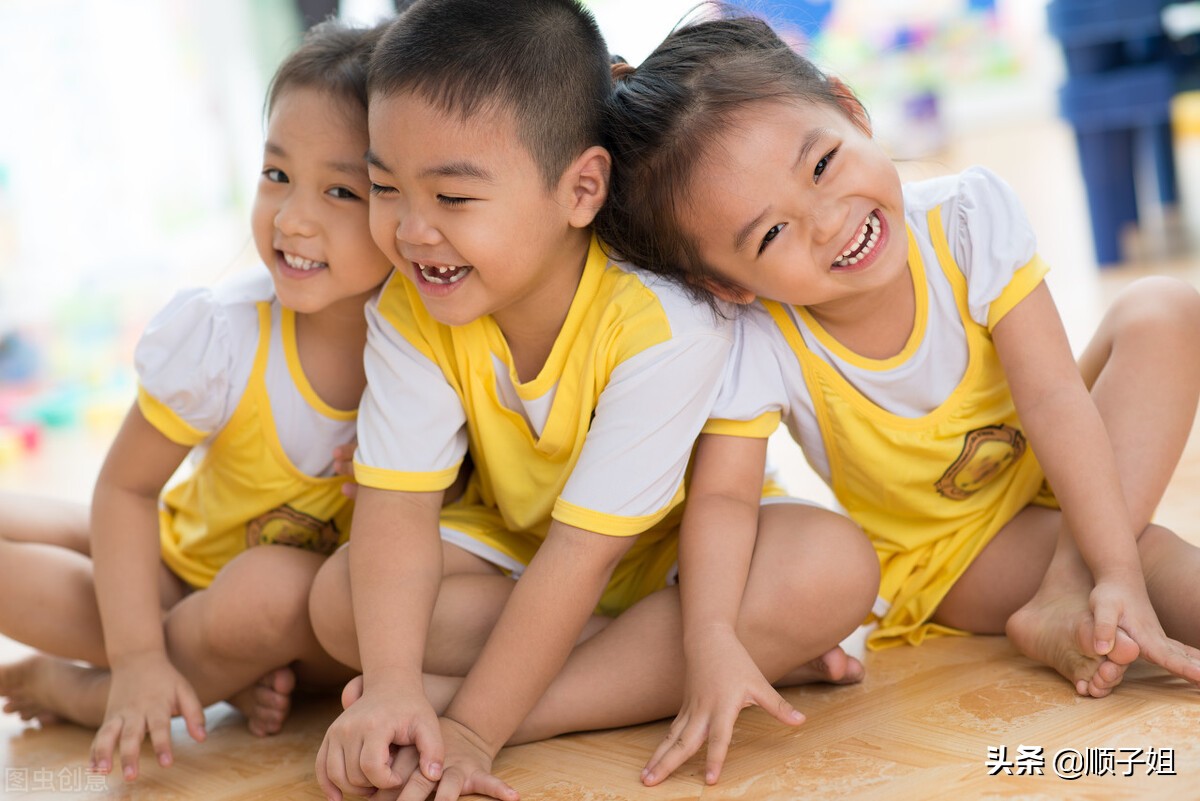 男生学跆拳道要拖袜子为啥啊(孩子光脚在地上玩，虽然不一定感冒，但什么时候打赤脚，却有讲究)