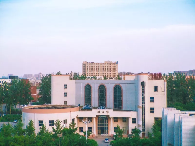 華北電力大學圖書館共有五層,一層為基本庫,同時也有一間打印室,在