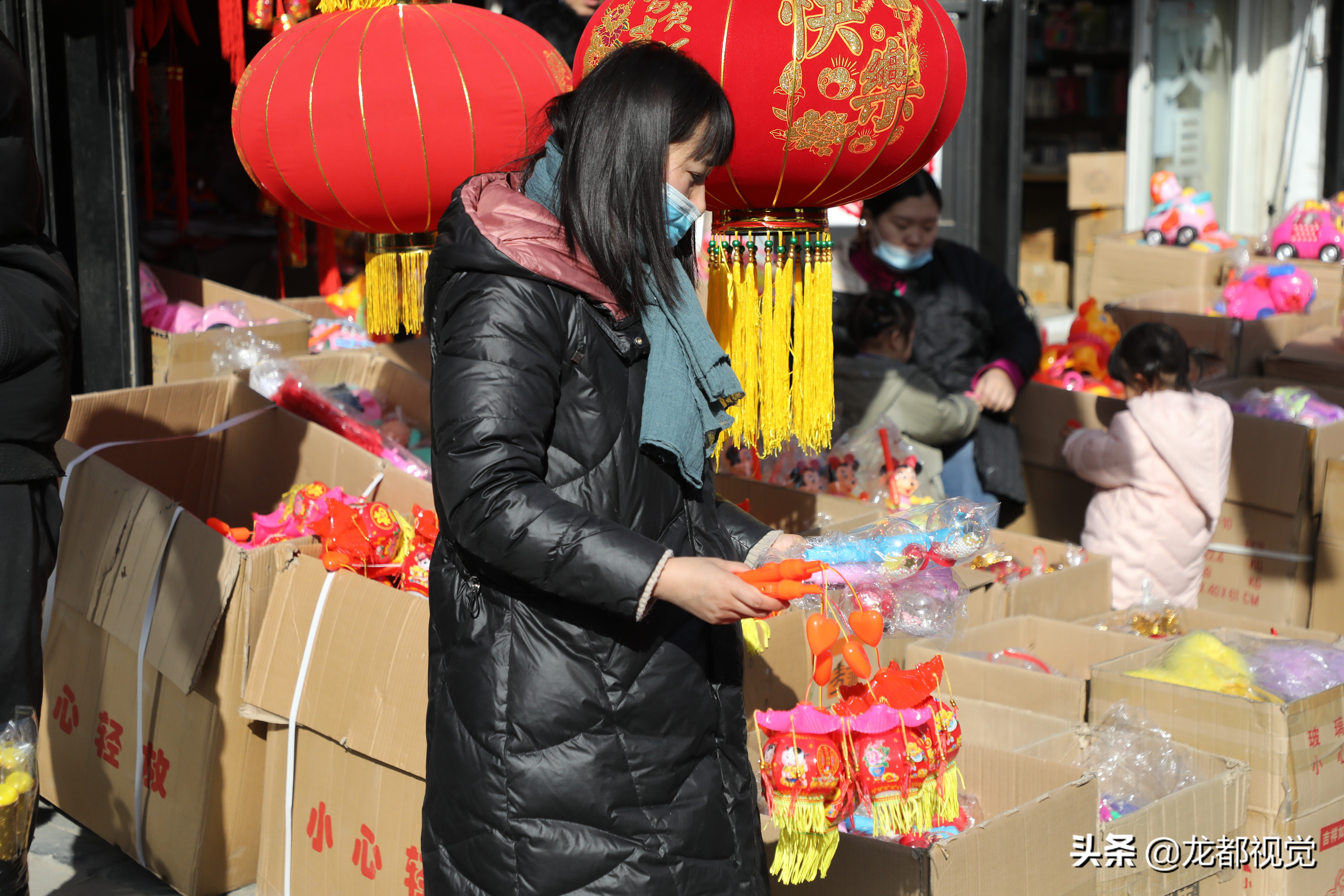 這些小店賣的東西是兒童最愛，趕集時小孩子們看到基本走不動
