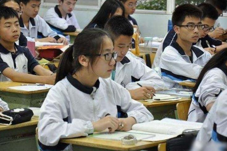 某初中院校发型标准公开，长度精准到“厘米”，学生有些接受不了