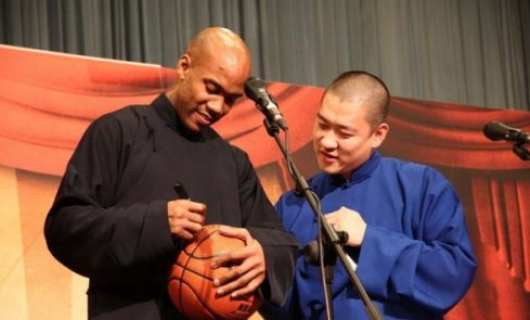 nba球员为什么要穿中国衣服(NBA球星想伪装成中国人，别人都在模仿 只有他活成了中国人)