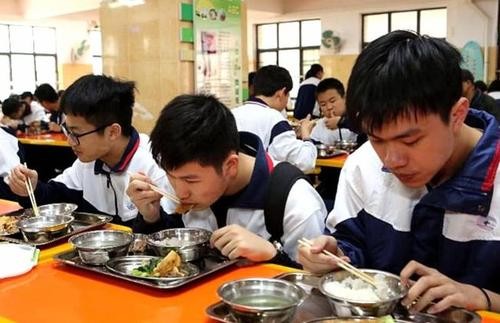 大学生生活费等级曝光，一个月给孩子多少生活费，父母有数了