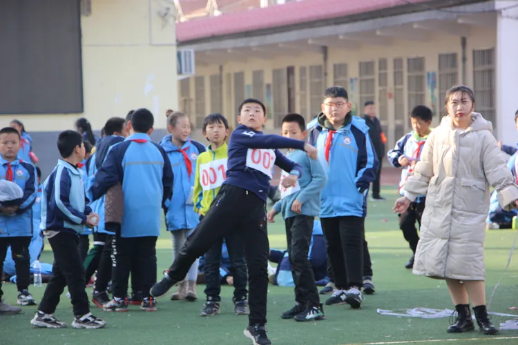 cba啦啦队王浩然(长治市屯留区树人小学顺利举行2019年秋季田径运动会)