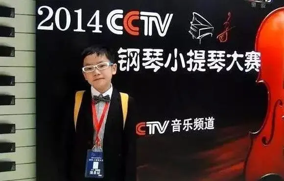 肖赛决赛圈唯一中国选手饶灏，师出星海，父母卖水果供他学琴