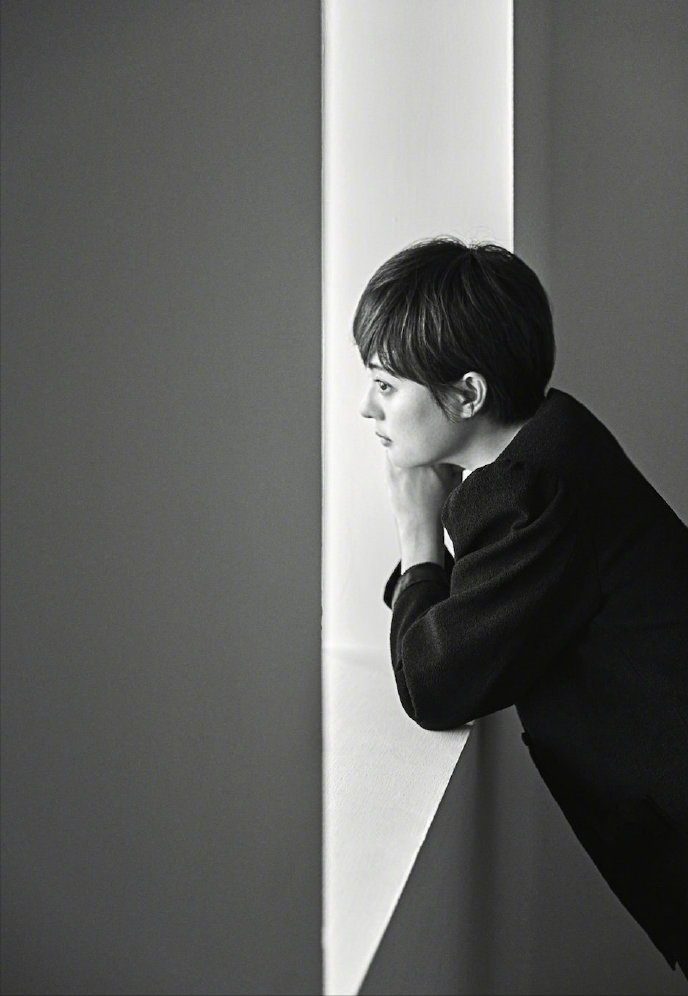 39岁孙俪拍黑白质感大片,短发出镜气质干练,唇下的痣不影响颜值