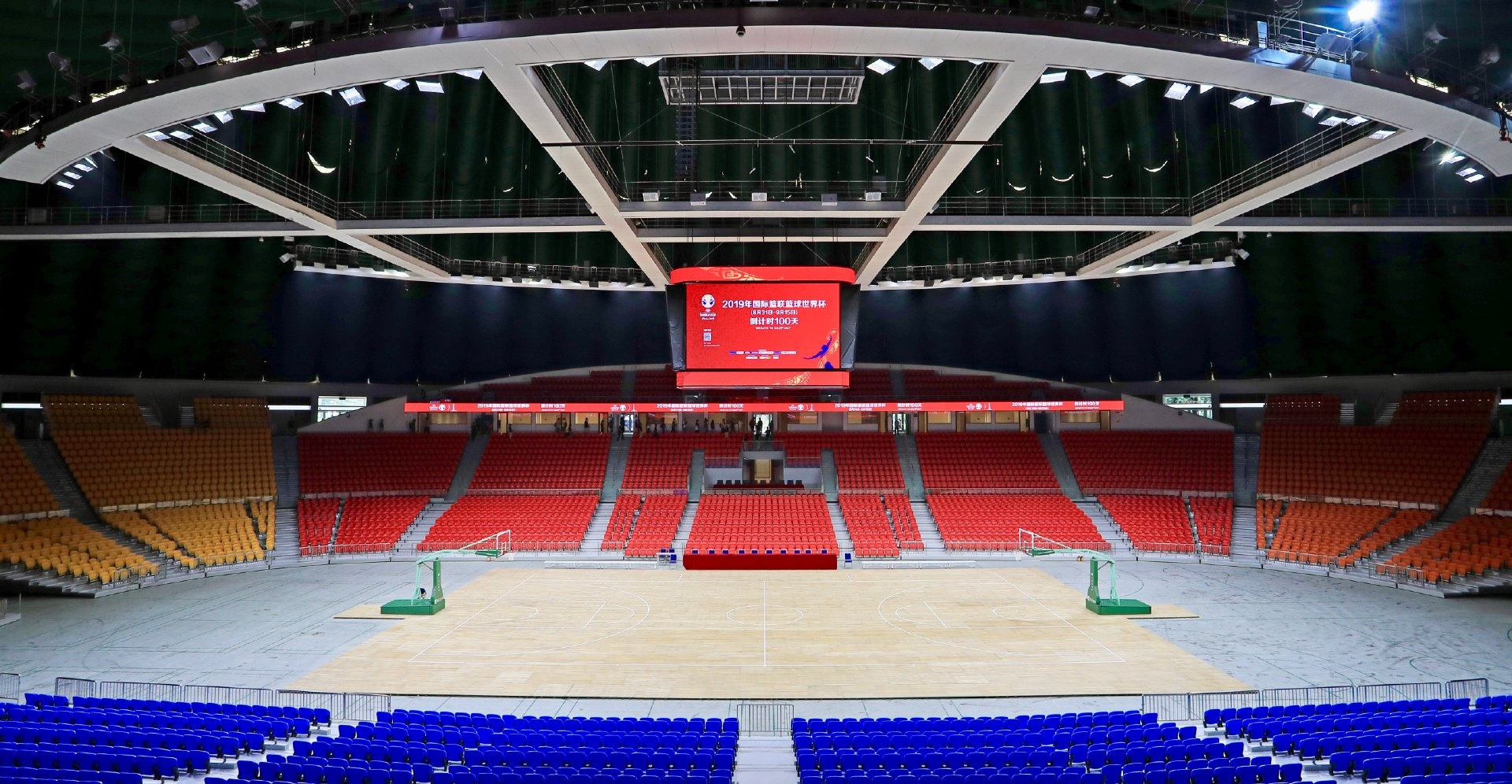 广州体育馆是在1999年开工建设,2001年竣工投入使用,球馆很多设计已经