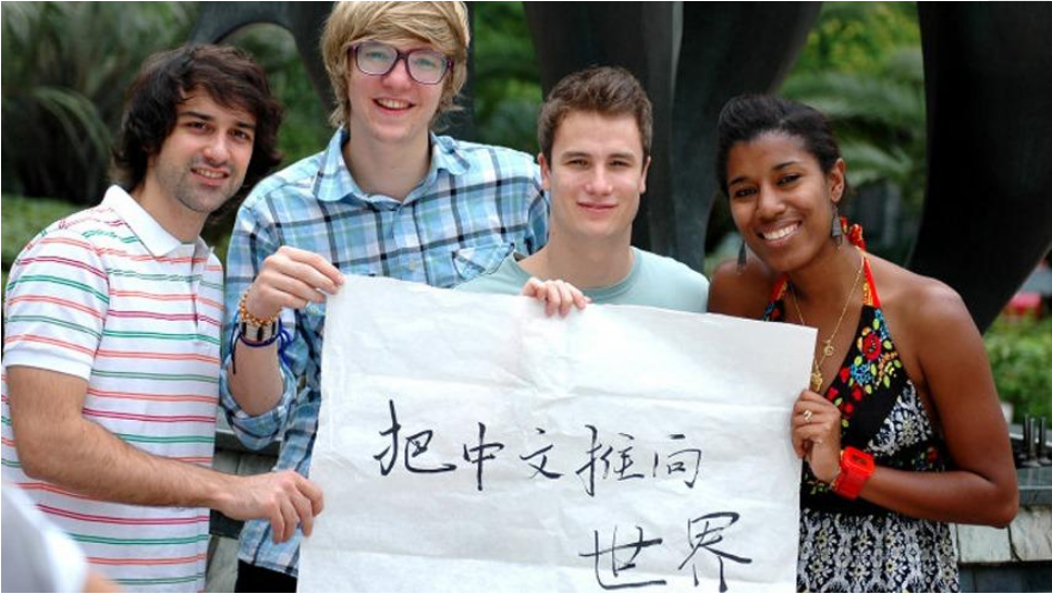 让外国人“崩溃”的中文考试，英语考级难？看完网友觉得平衡多了