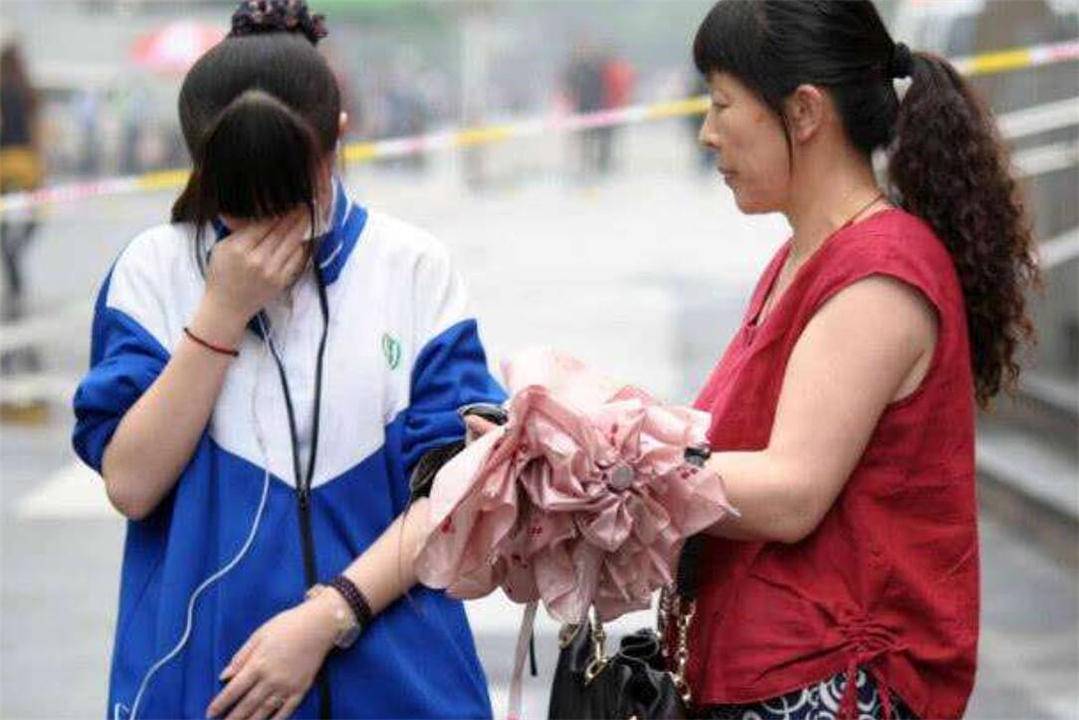 2017高考迟到考生（那些高考迟到被拒入场的孩子）