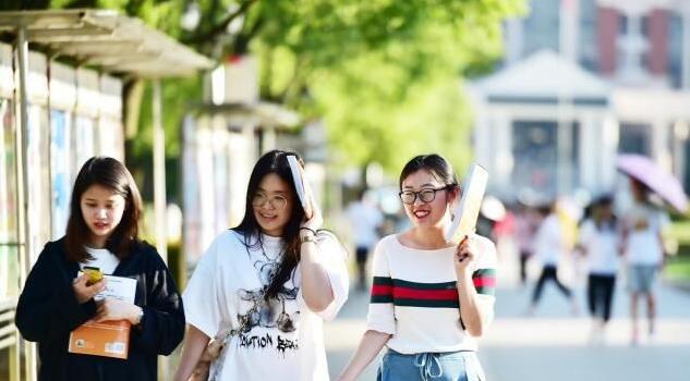 供一个大学生读完大学，需要花多少钱？家长翻开账本：10万挡不住