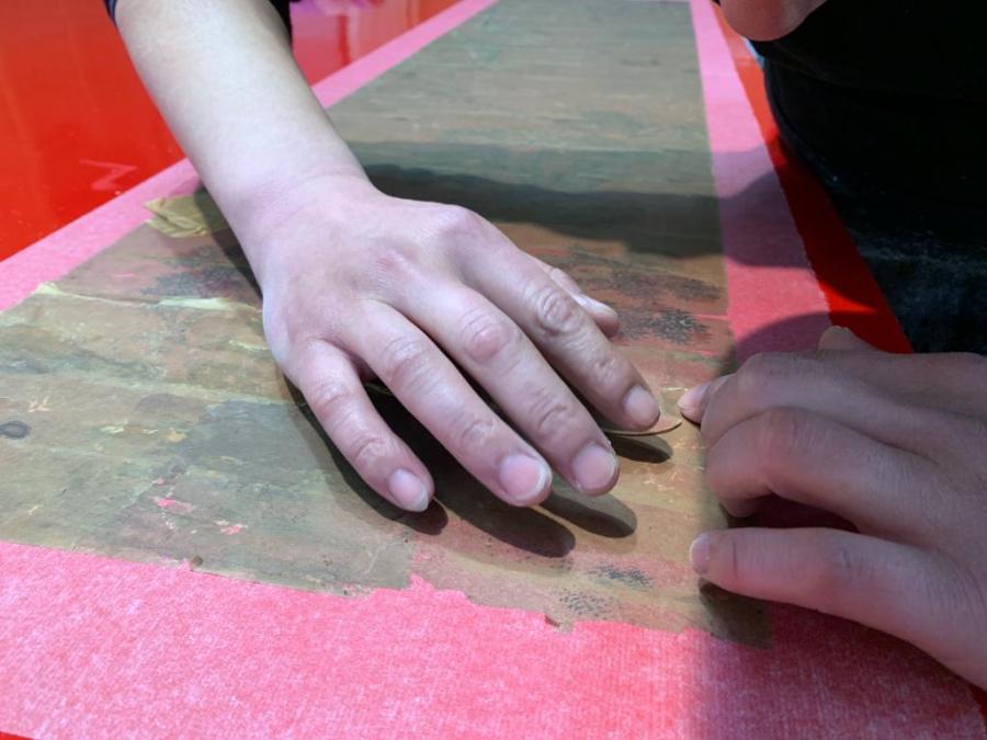 新闻周刊丨文物会得“癌症”还传染？！我在青博修文物：会望闻问切，还要懂护肤美颜