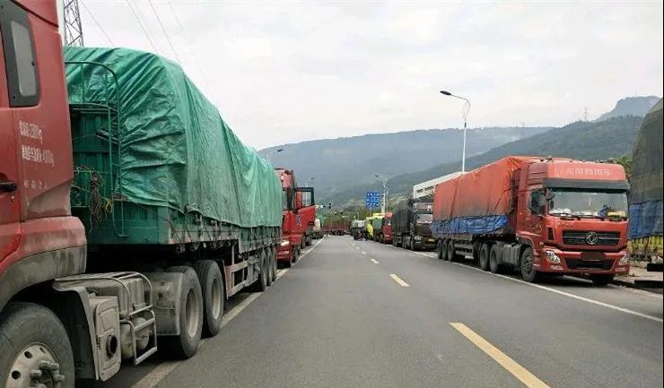 卡车头条：红岩杰狮省油牛 卡车司机招工难