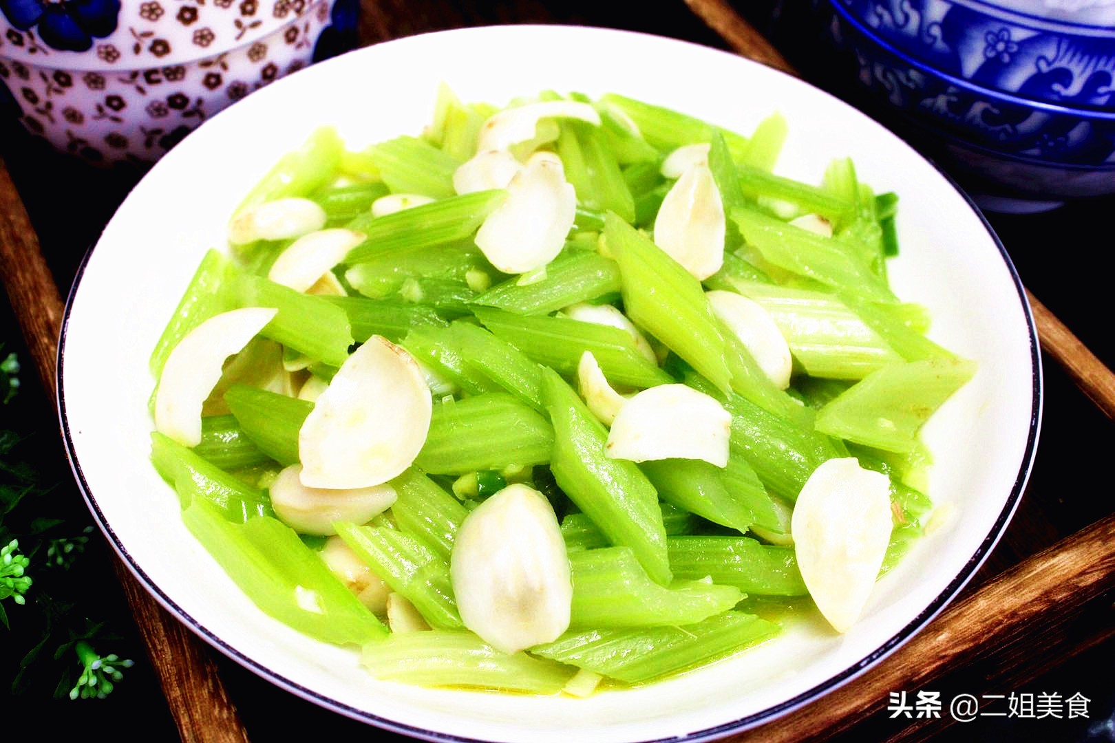 西芹炒百合脆嫩秘诀：火候与步骤详解，家常做法轻松上手