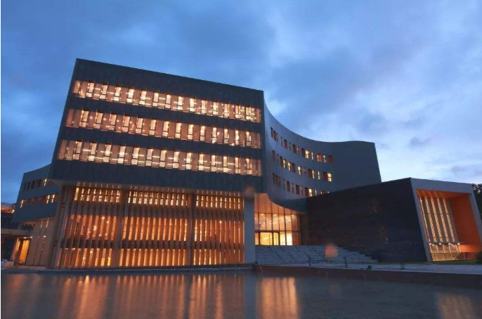 这4所“贵族”大学，今年分数线下调明显，每学费10万左右