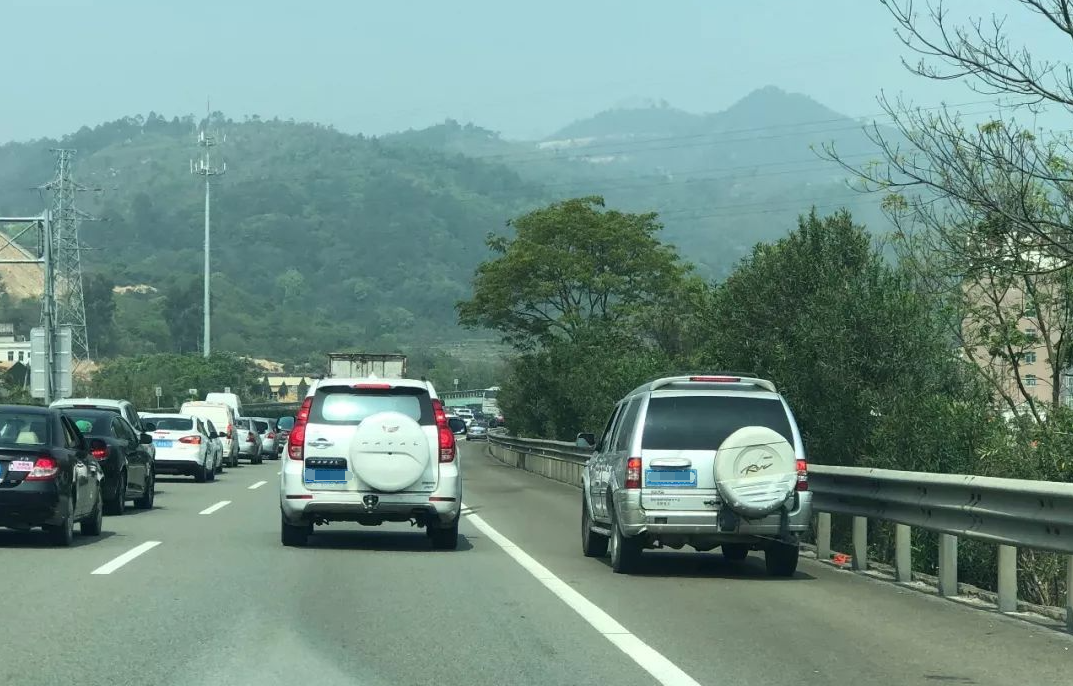 应急车道换轮胎被扣6分？车主：难道汽车爆胎还不够急吗？