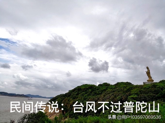 浙江：台风将临，老奶奶们在海边集体念经“驱风”，看不懂