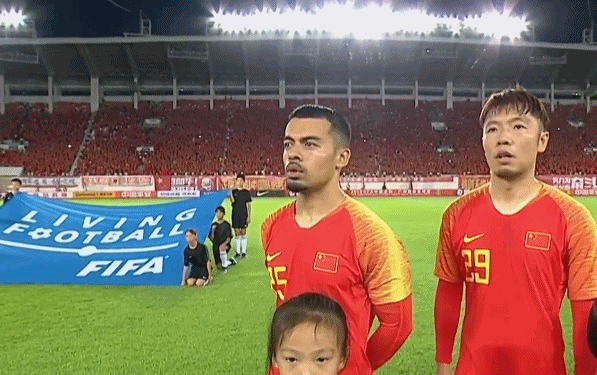 中国在卡塔尔世界杯入场奏国歌(中国足球历史性时刻！李可身披国足球衣唱国歌 目光坚定 演唱流利)