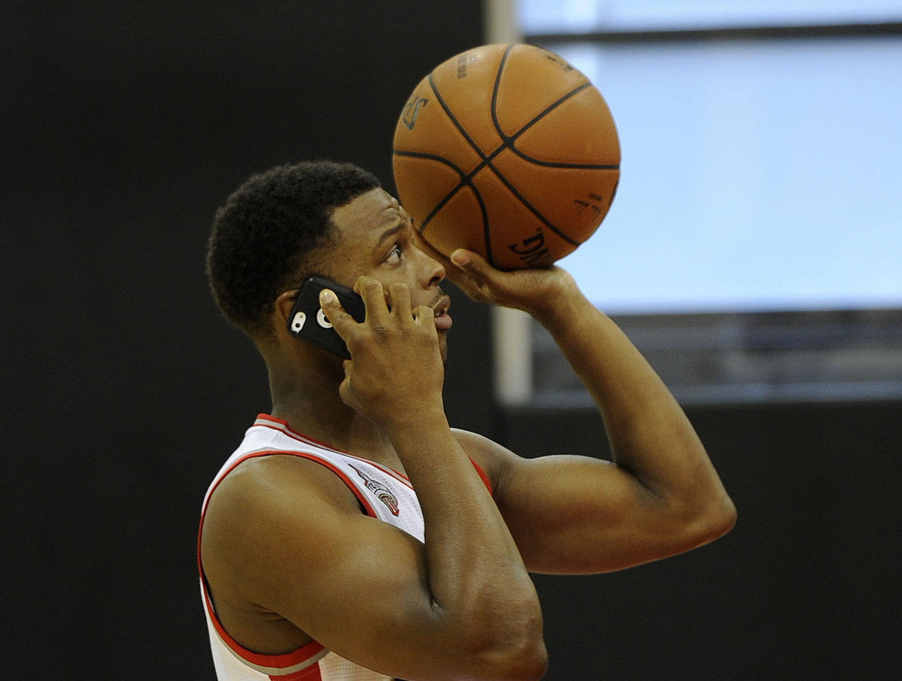 nba球员上场前为什么低头（运动心理专家谈球星成为“低头族”，是瘾得戒!场上没时间看手机）