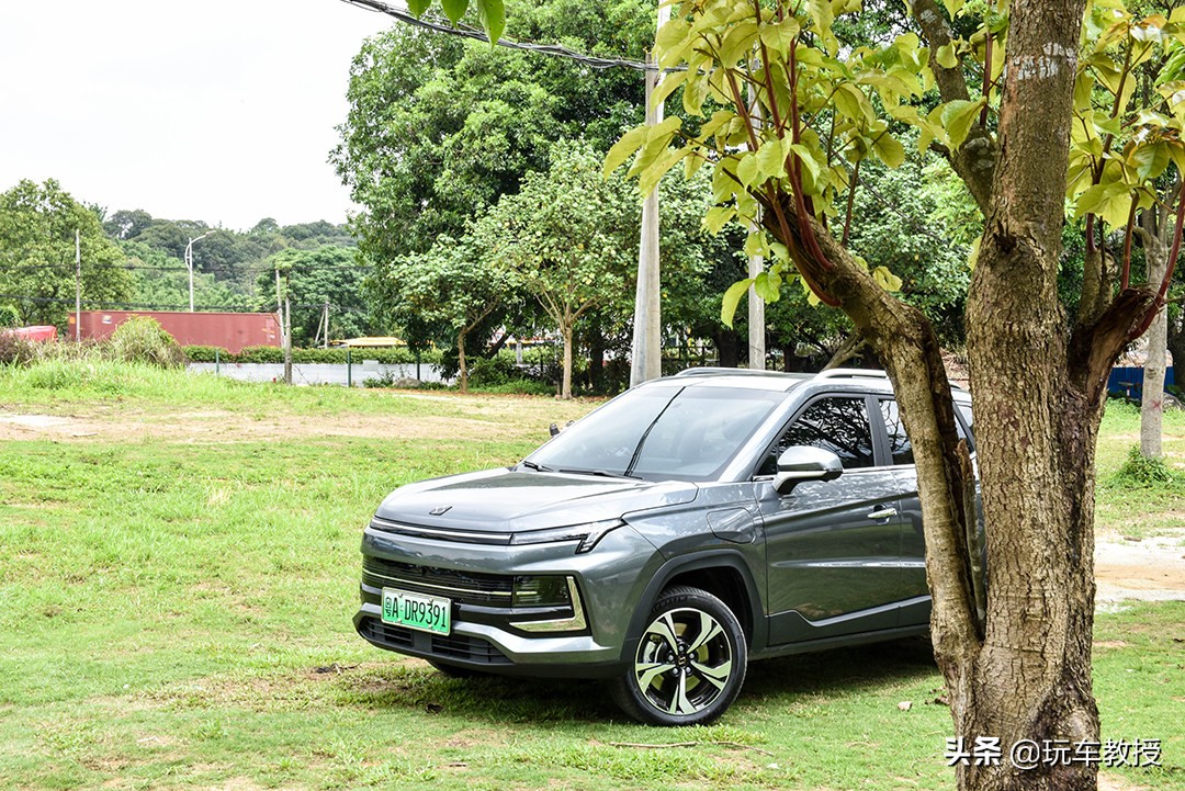 像闪电一样的车标是什么车新能源,像闪电一样的车标的电动车_友友