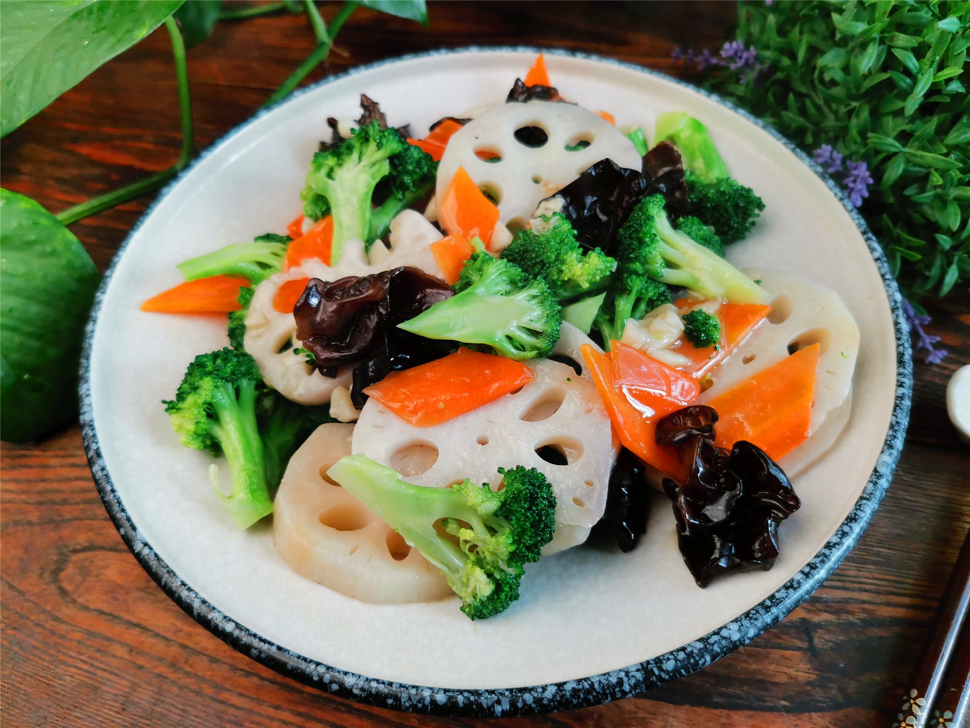 图片[2]-【百合莲藕炒木耳】做法步骤图 教你营养解馋的百合-起舞食谱网