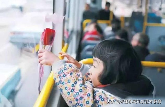 地铁上一张偷拍照暖哭众人，懂得感恩的孩子，究竟多迷人