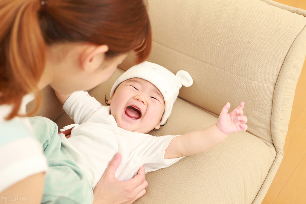 朱珠晒产后哺乳照，母爱满满！2个月的宝宝有多可爱？看完很暖心