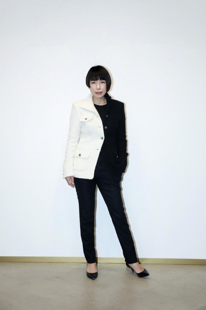 国产时尚女魔头张宇再出发!晒照重新工作,经典裤装化身都市强人