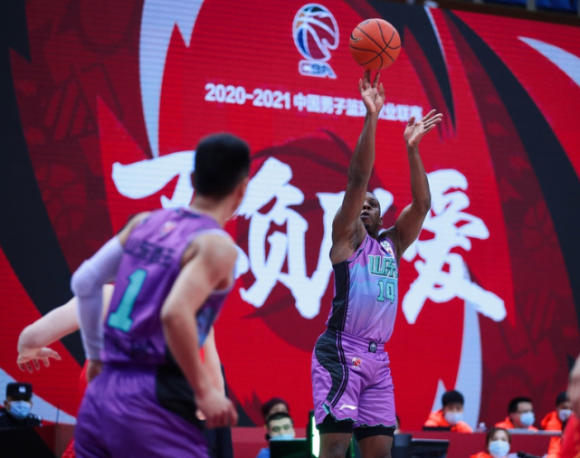 为什么nba得分王没有奖杯(哈德森成历史得分王为何不发奖杯？网友：阿联若反超奖杯换回来吗)