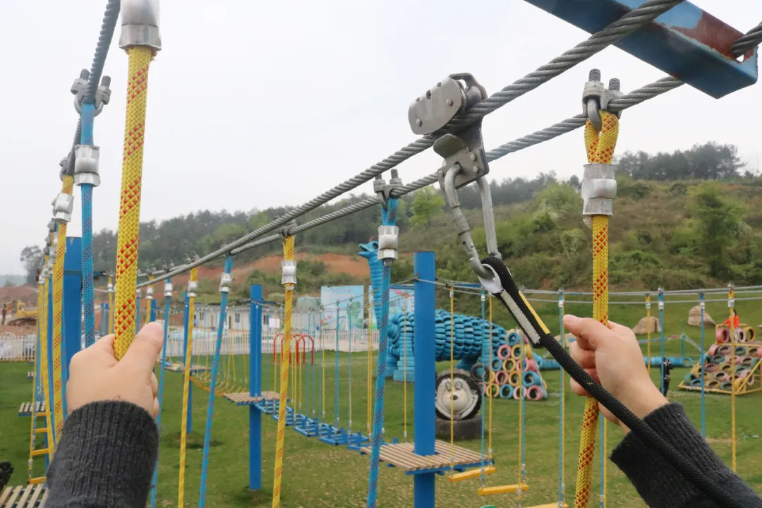 来北川「飞鸿滑草场」体验45°极限滑草，带孩子们来嗨翻天