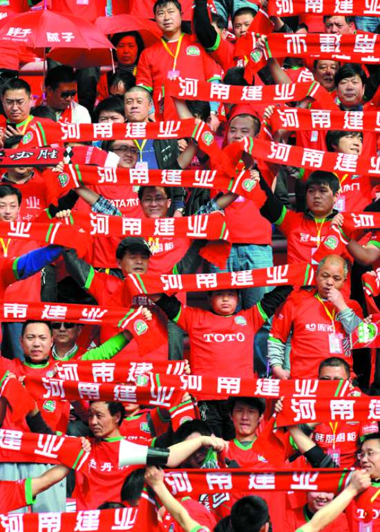 中超球迷都是什么職業（中超球迷多為中產階級！足協：本科及以上84%，10萬元及以上83%）