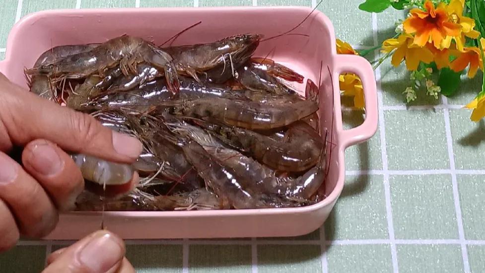 基围虾怎么去虾线（4个步骤教你简单去除虾线）
