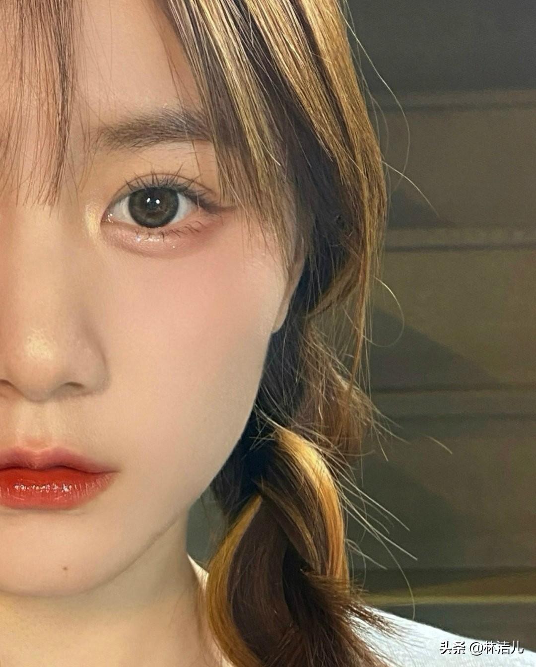 step5:清透闪片打亮上眼皮,卧蚕