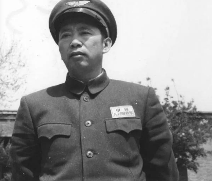 “雷公爷”刘亚楼顶撞毛泽东，毛主席却说：他说了算吧，我管不了