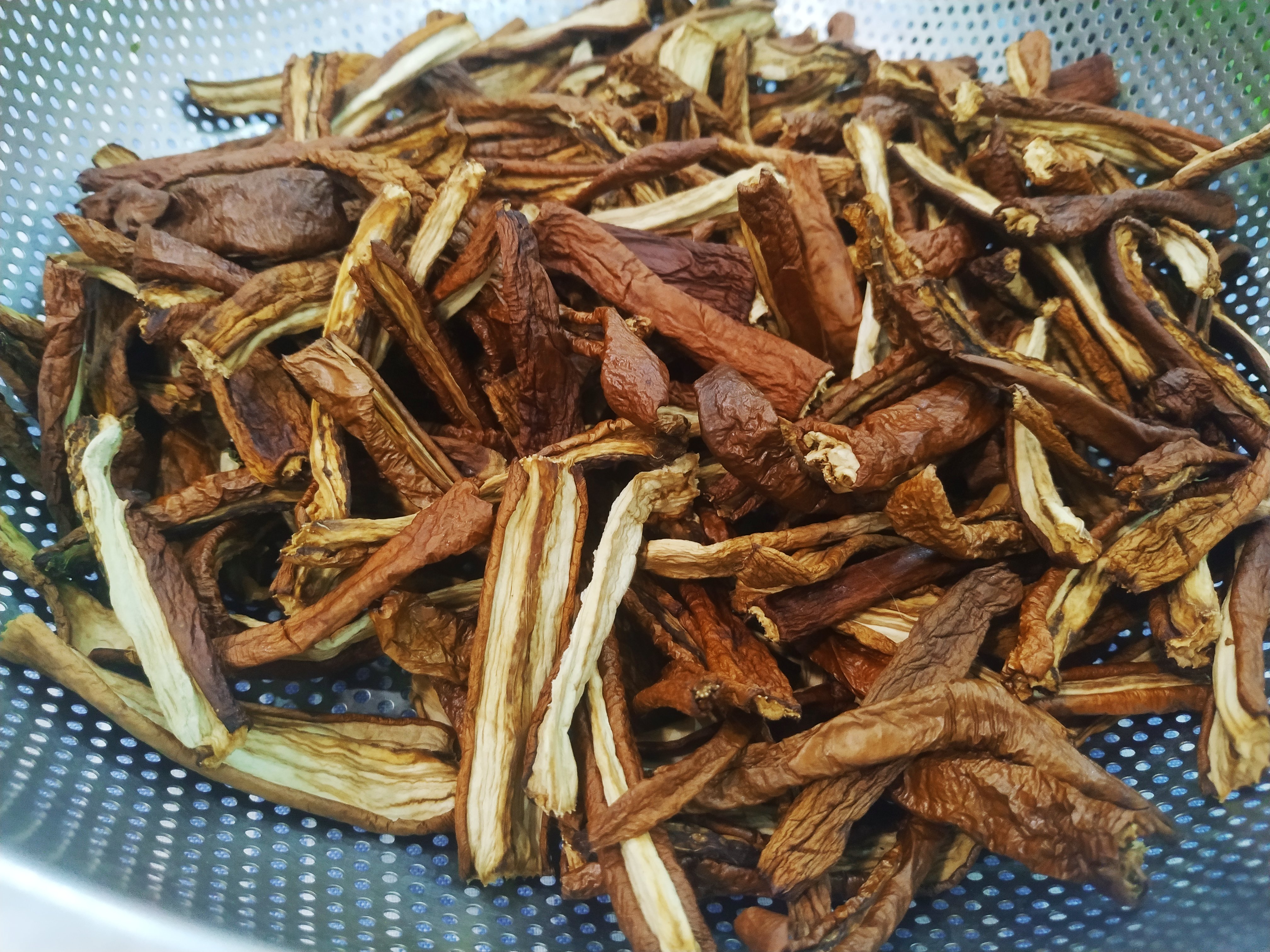 图片[1]-吃不完的茄子别扔了 像我这样做成茄子干保存下来 炒菜焖肉都-起舞食谱网