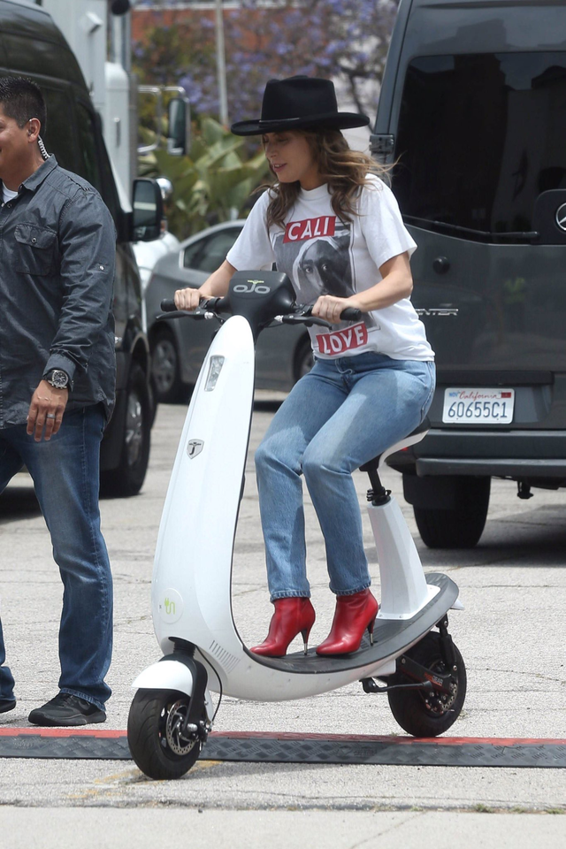 Lady gaga自曝遭性虐怀孕，但不愿透露人渣姓名，网友：炒作？