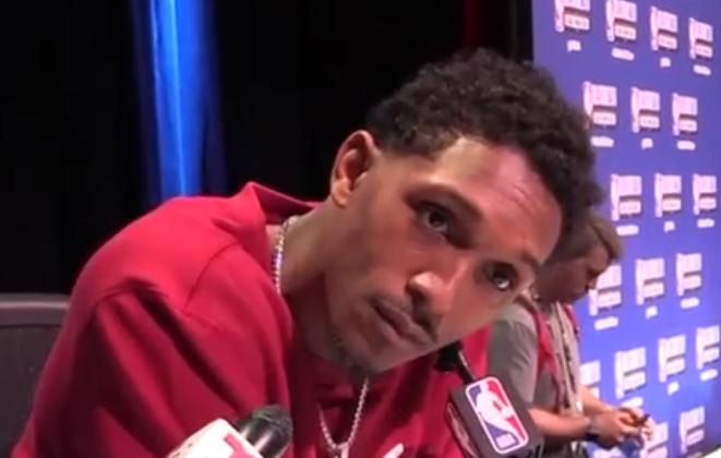 為什么說nba很假</h2>

<p>　　路威在接受采訪的時候表示“如今的NBA球員已經失去了對比賽的熱愛，很多人表面說熱愛打籃球其實是在熱愛金錢而已，他們成為了今年的奴隸，我只能告訴你現在的NBA比賽非常假，真的太假了，并且有很多政治和金錢因素疊加在里面，某些球員根本就是靠著資本的吹捧才上位的，為此聯盟不惜修改規(guī)則或者開綠燈保證他們的實力。”</p>

<p>　　路威<img alt=
