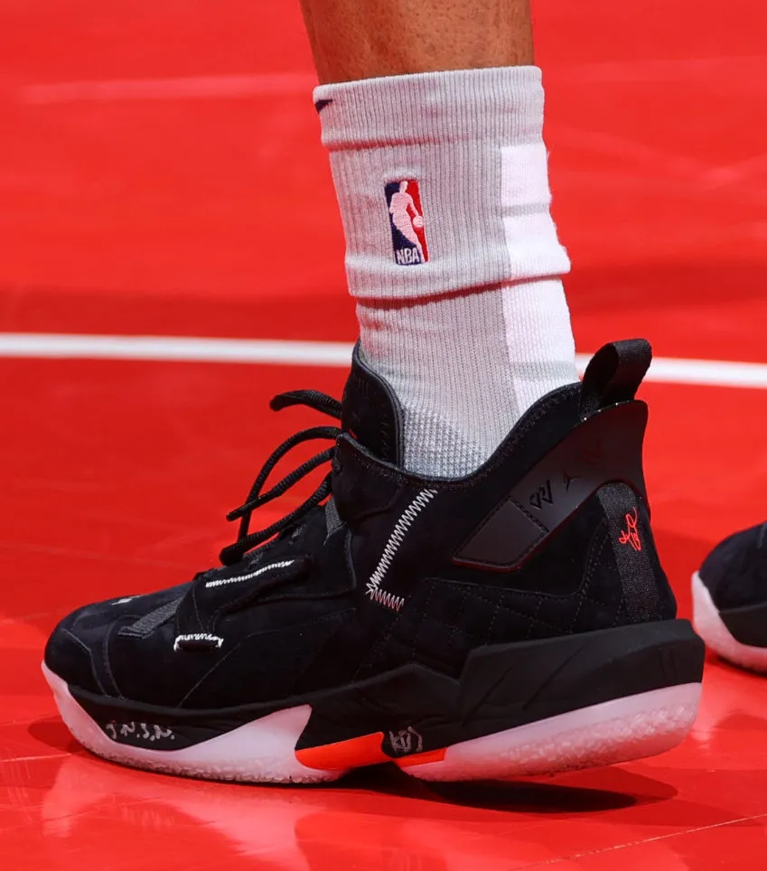 nba穿李宁鞋的球员有哪些（NBA球员上脚：詹姆斯2双签名鞋，巴特勒穿李宁驭帅14？）