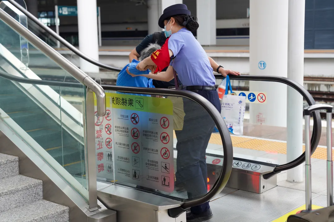 襄陽車站這裡的工作崗位也充滿了人生五味酸進站口