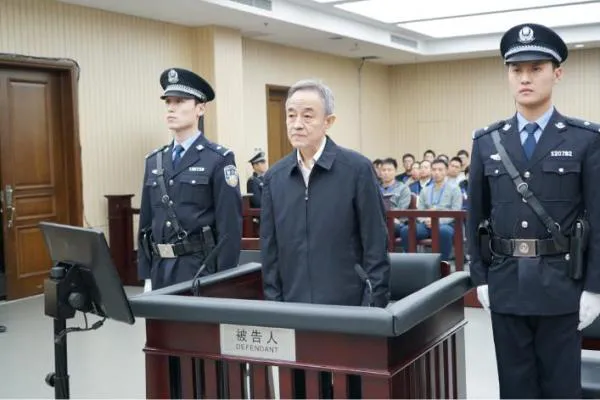 头发白了！为自保频繁进京的“政法虎”，空降前就开始敛财