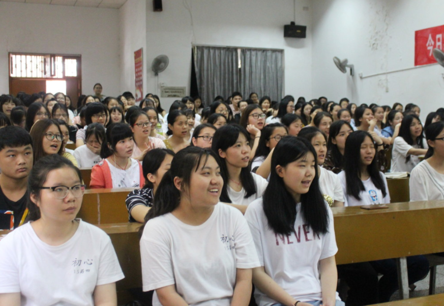 多地高校下发紧急通知，国庆假期要缩短至1天，大学生要服从安排