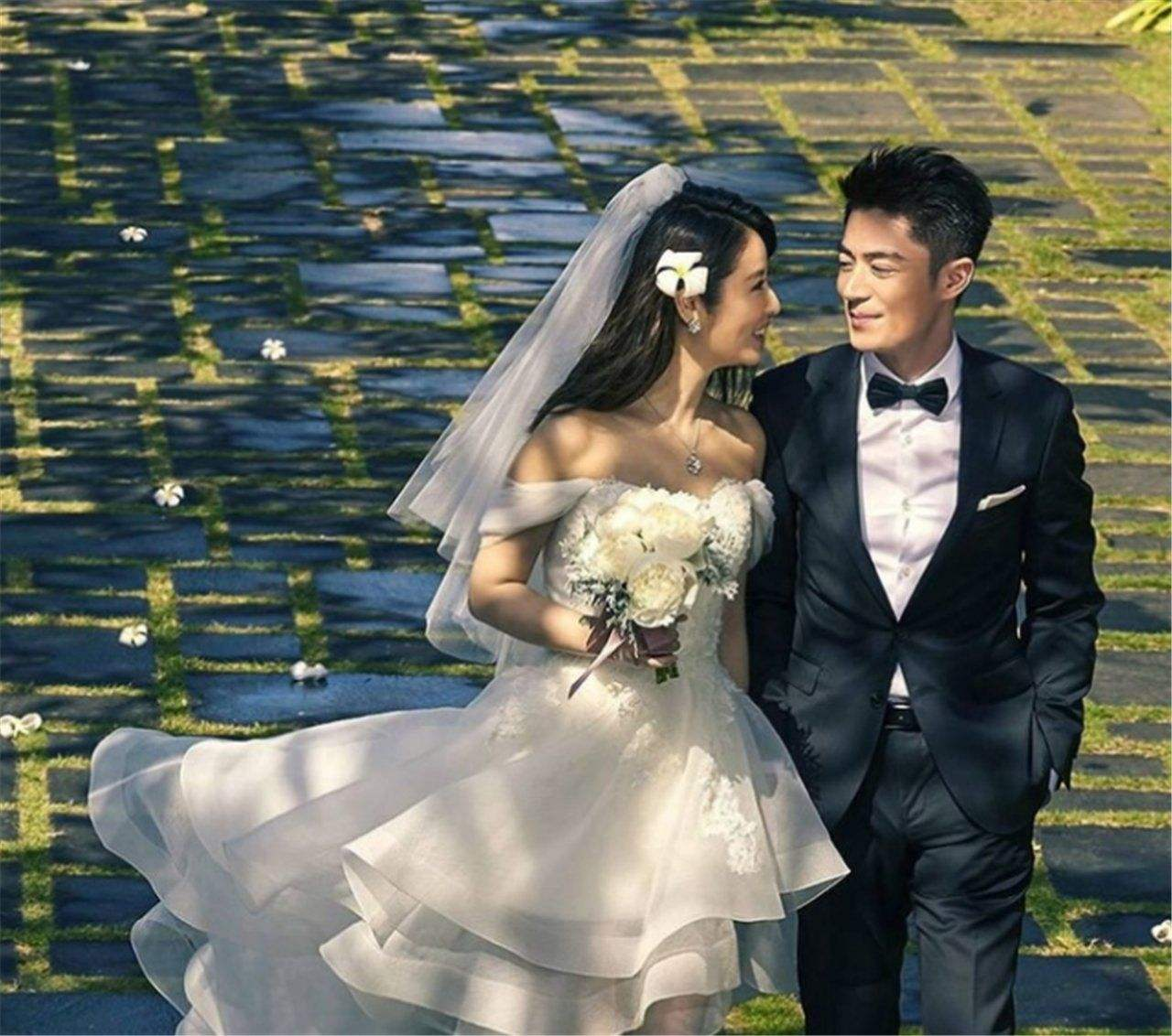林心如为母办70大寿太奢华！霍建华陪笑合影，曾志伟前妻也捧场